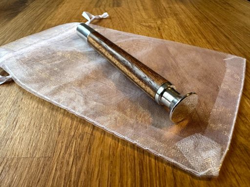 Aluminium mit Zierelement aus Zebrano