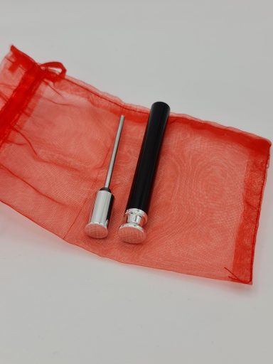 Aluminium mit Zierelement aus schwarzem Acryl