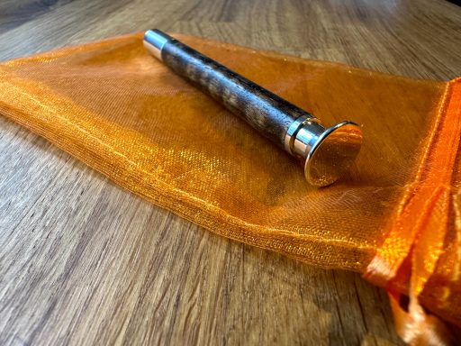 Aluminium mit Zierelement aus Zirikote